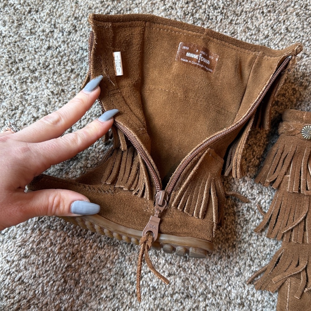 Minnetonka | Kids Tan Fringe Boots - Picture 4 of 11
